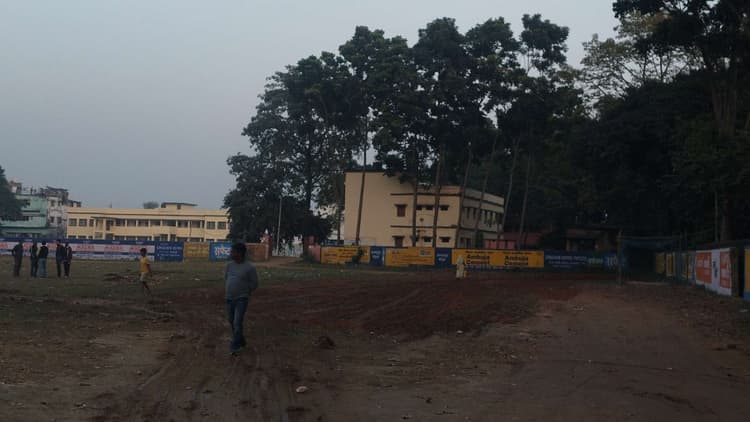 हरकत में प्रशासन, फील्ड से हटाया ईंट-पत्थर