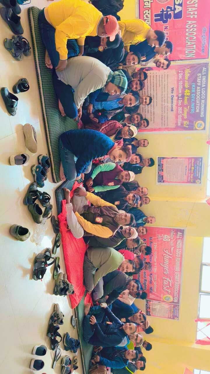 रनिंग स्टाफ ने मांगों को लेकर किया भूख हड़ताल, पहुंचे अधिकारी
