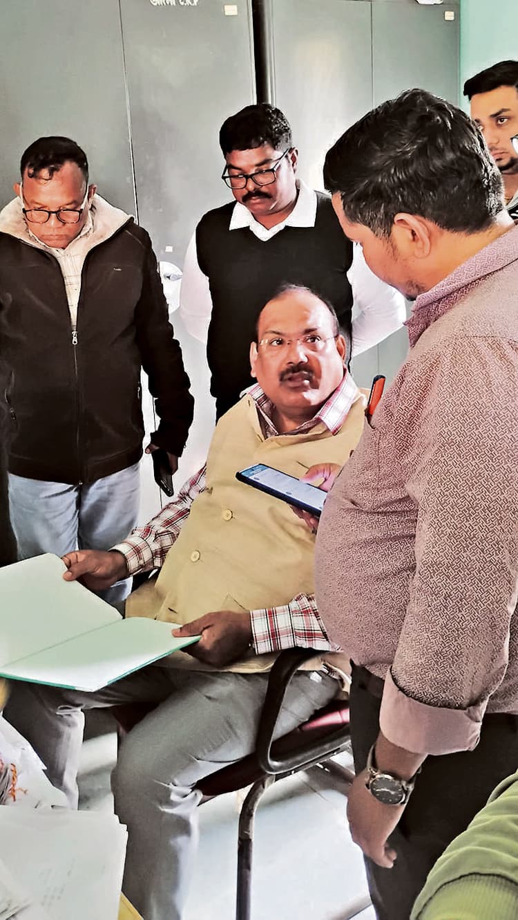 Chaibasa News : बीडीओ ने चक्रधरपुर के एग्री क्लीनिक सेंटर का किया निरीक्षण, गड़बड़ी पर बीटीएम को फटकार लगायी