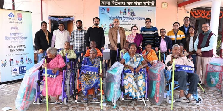 Bokaro News : दिव्यांगजनों व वरिष्ठ नागरिकों के बीच सहायक उपकरणों का वितरण
