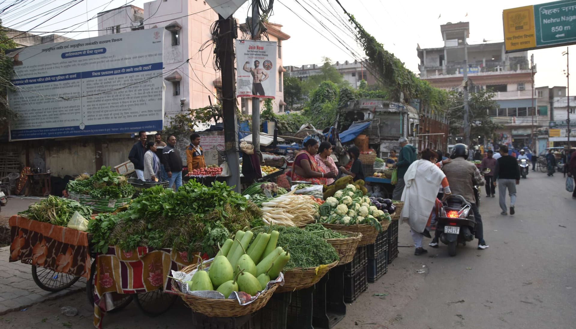 बुलडोजर भी बेअसर, सुबह में हटाया अतिक्रमण, शाम में फिर सजीं दुकानें