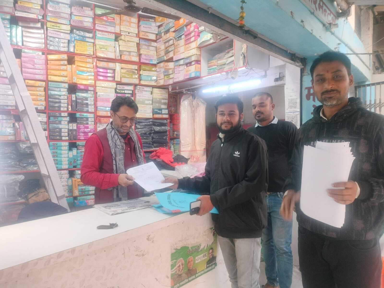 Samastipur News:सरायरंजन में दुकानदारों को थमाया गया नोटिस