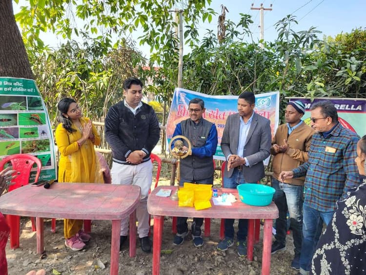 hajipur news. खेत पाठशाला में किसानों को दी गयी गेहूं की फसल की जानकारी