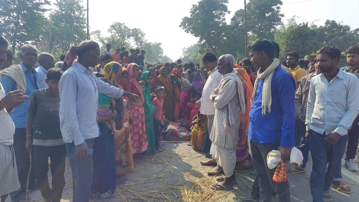 सड़क हादसे में जख्मी ऑटो चालक की मौत, परिजनों ने हाइवे जाम कर मुआवजे की मांग