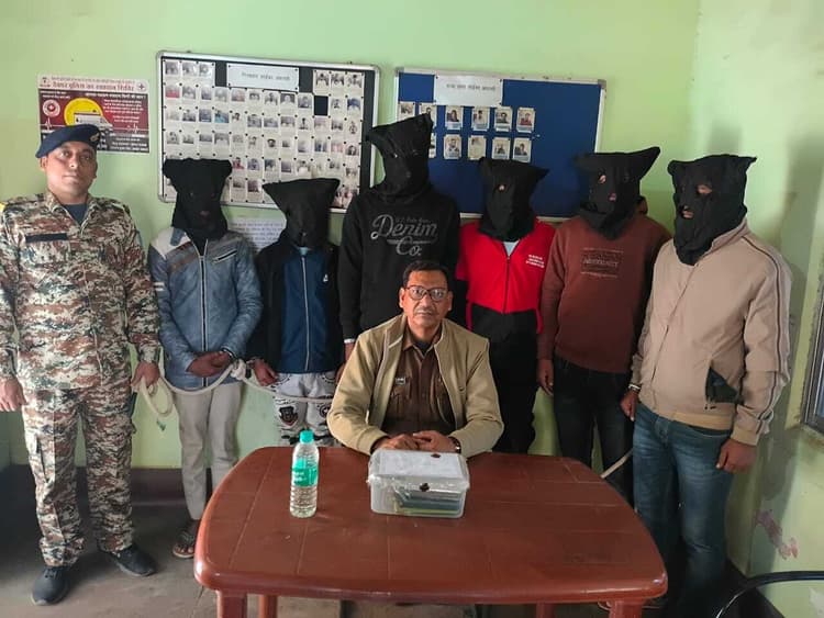 Deoghar news : अधिकारी बनकर साइबर ठगी करने वाले छह गिरफ्तार