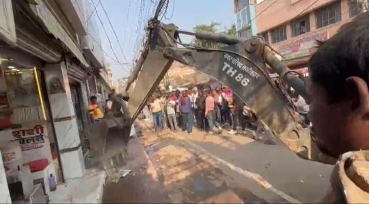 नया बाजार में अतिक्रमणकारियों के खिलाफ चला प्रशासन का बुलडोजर