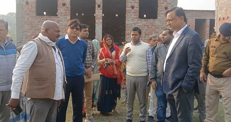 बाढ़ विस्थापितों के अधूरे आवास का डीडीसी ने निरीक्षण किया