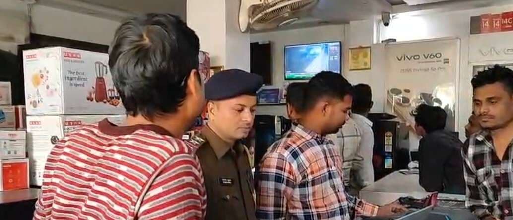 दुस्साहस, नाका से चंद दूरी पर मोबाइल दुकान में भीषण चोरी