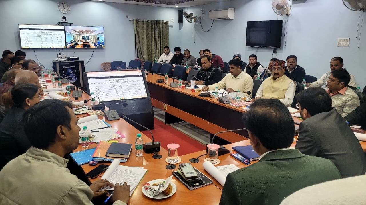 अनावश्यक आवदेन को अस्वीकृत करने पर होगी कार्रवाई: डीएम