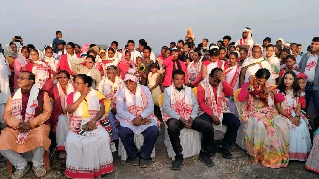 मारांगबुरू महोत्सव में जुटे क्षेत्र के लोग