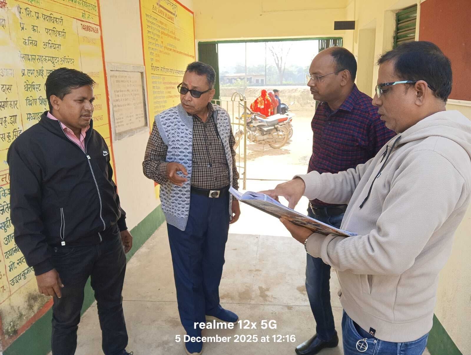 बीइइओ ने आधार कार्ड सेंटर का किया निरीक्षण