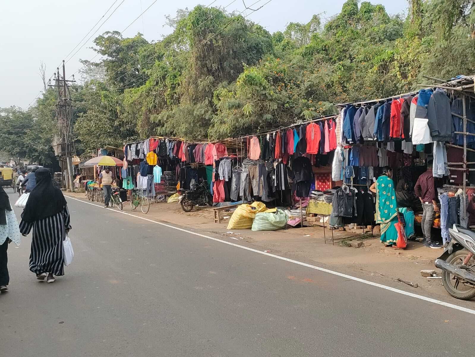 अतिक्रमण के कारण 40 फीट की सड़क सिकुड़कर रह गयी आधी अतिक्रमण के कारण 40 फीट की सड़क सिकुड़कर रह गयी आधी