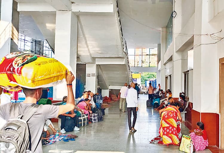 Gaya News : महाबोधि दो, तो आनंद विहार-पुरी एक्सप्रेस पांच घंटे लेट