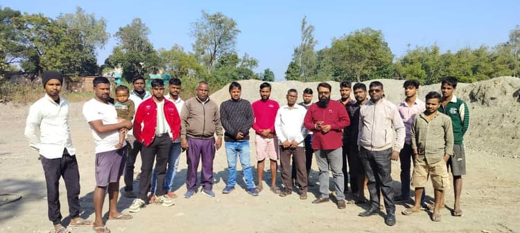 Giridih News :सड़क निर्माण में अनियमितता देख भड़के ग्रामीणों ने बिरनी में काम रोका