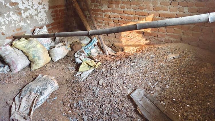 Giridih News :चंदवापहरी के घर से भारी मात्रा में ढिबरा जब्त
