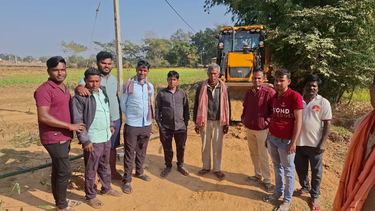 Giridih News :सड़क की भूमि को निजी बताकर जीर्णोद्धार कार्य रोका