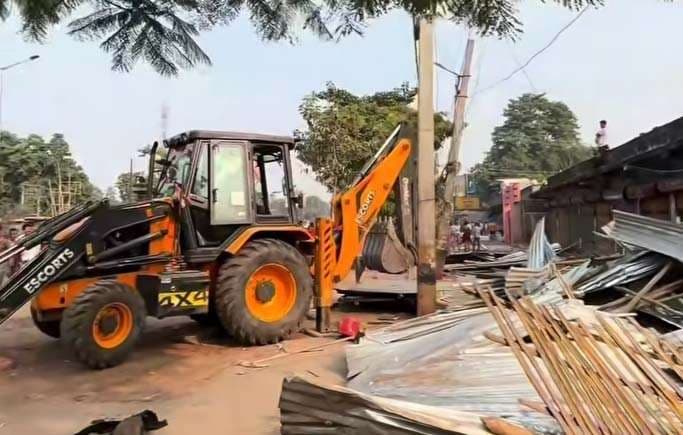 बस स्टैंड से गुलाबबाग जीरोमाइल चौक तक हटाया अवैध कब्जा