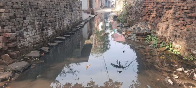 hajipur news. सात माह से सड़क पर बह रहा गंदा पानी, लोग परेशान