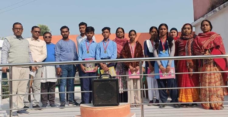 hajipur news. आदर्श मध्य विद्यालय सिंघाड़ा में हुए क्विज में साक्षी प्रथम