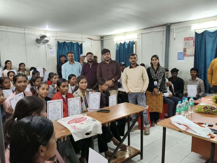 कौशल विकास केन्द्र में प्रशिक्षण प्रमाण पत्र का हुआ वितरण
