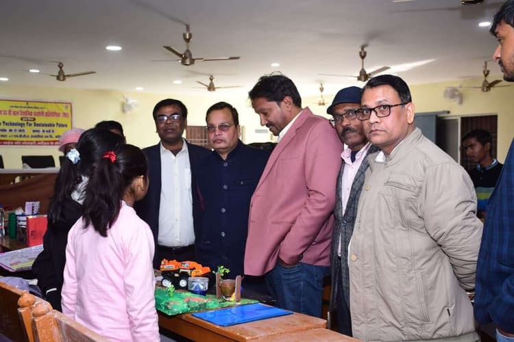 53वीं जिला स्तरीय बाल वैज्ञानिक प्रदर्शनी मेला में बच्चों ने दिखाए नवाचार