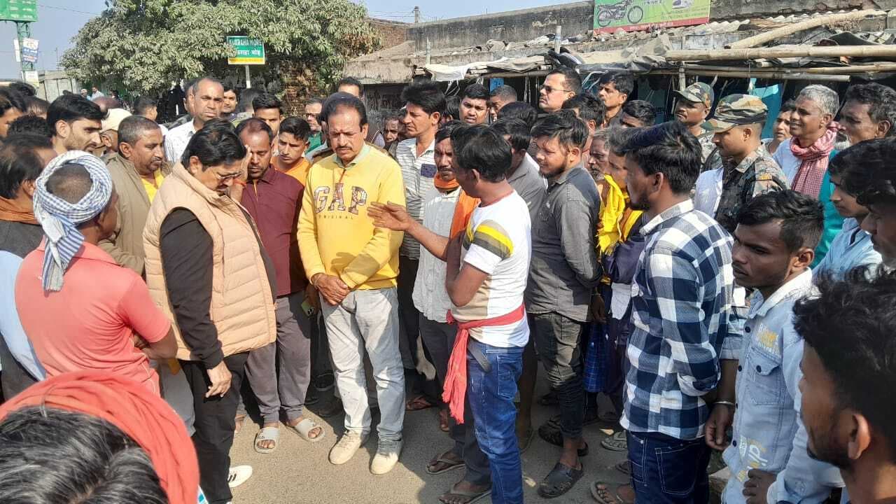 चितरा : बाइक से गिरे वृद्ध को बेकाबू ट्रक ने कुचला, मौत