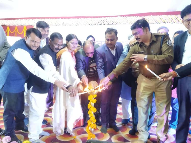 समाज तभी बदलेगा जब युवा स्वयं बनेंगे परिवर्तन के वाहक : डीएम