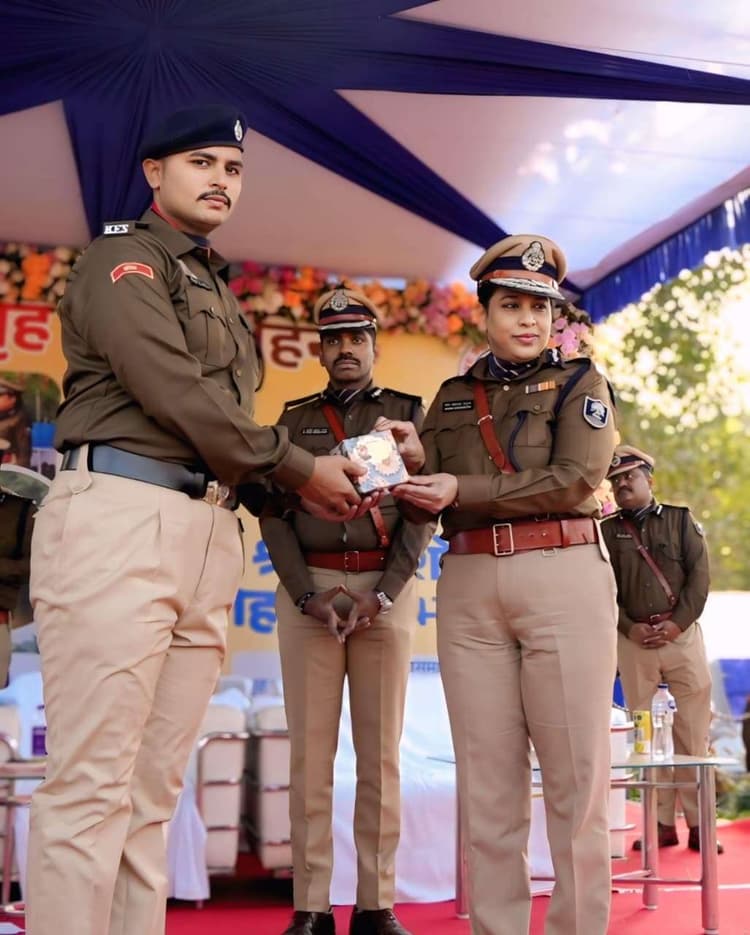 फायर सर्विस स्थापना दिवस पर खुटहा के सौरव सुमन को मिला सम्मान