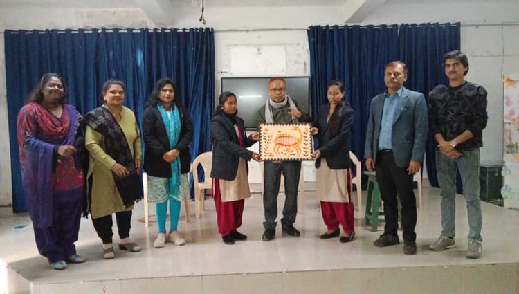 Chaibasa News : भाषा पर पकड़ मजबूत होगी, तो शिक्षण सहज होगा