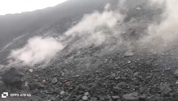 Bokaro News : आरओएम कोयला स्टॉक में सुलग रही आग