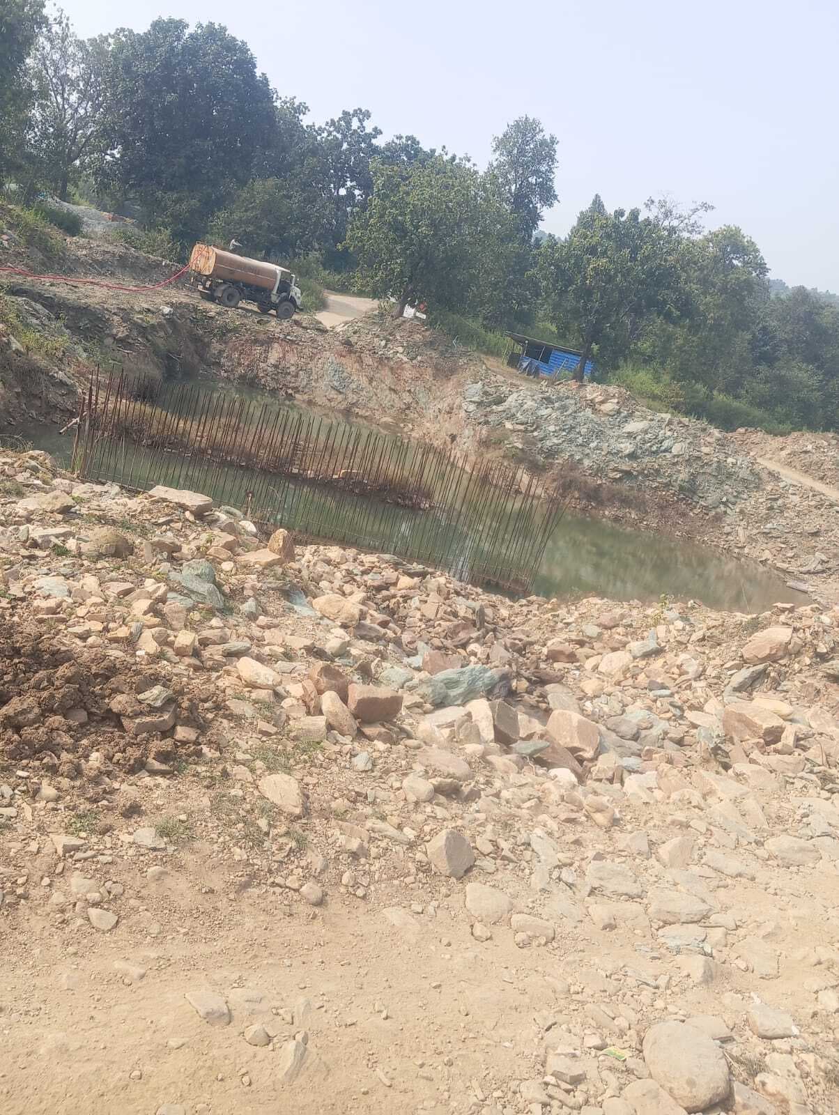 East Singhbhum News : सूर्याबेड़ा जाने वाली सड़क पर पुल निर्माण अधूरा, आक्रोश