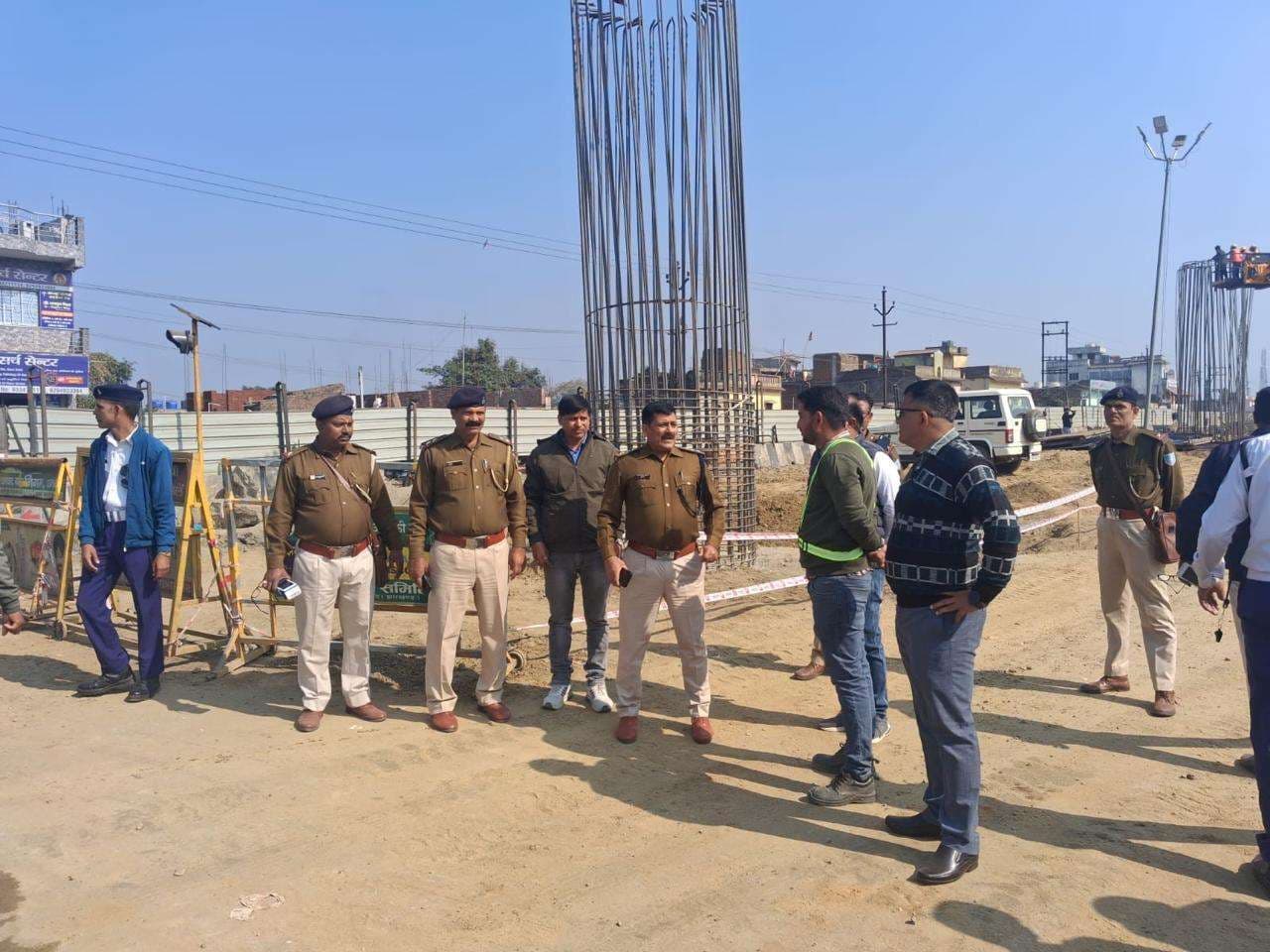 Dhanbad News: गोविंदपुर जाम को ले डीएसपी ने किया एनएच का निरीक्षण