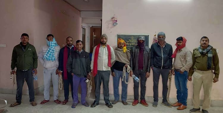 नौ लीटर शराब के साथ दो तस्कर व सात शराबी गिरफ्तार