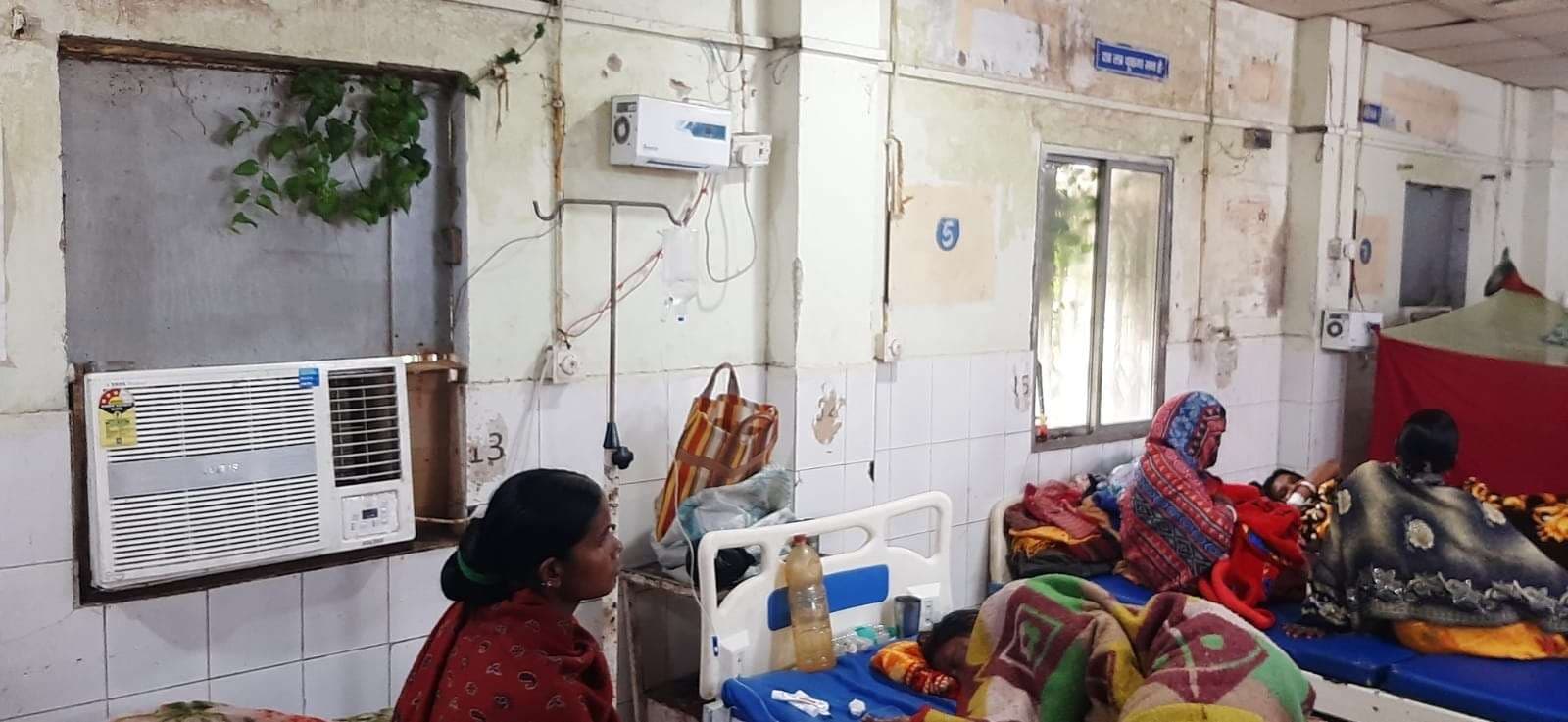 बर्न वार्ड में झाड़ियां घुसीं अंदर, मरीजों पर बढ़ा संक्रमण का खतरा