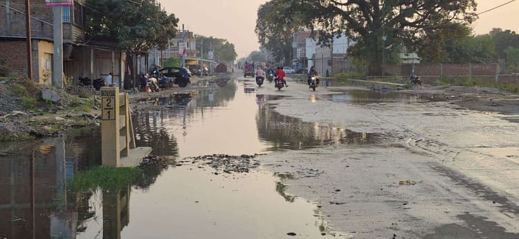 बिहिया-बिहटा स्टेट हाइवे पर नाली निर्माण अधुरा रहने से जलजमाव