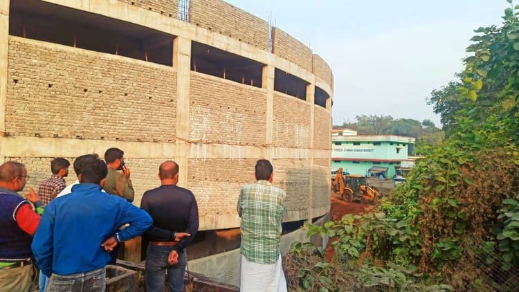 मिट्टी भराई से क्वार्टरपाड़ा व कोर्ट रोड में बढ़ेगी जल निकासी की परेशानी