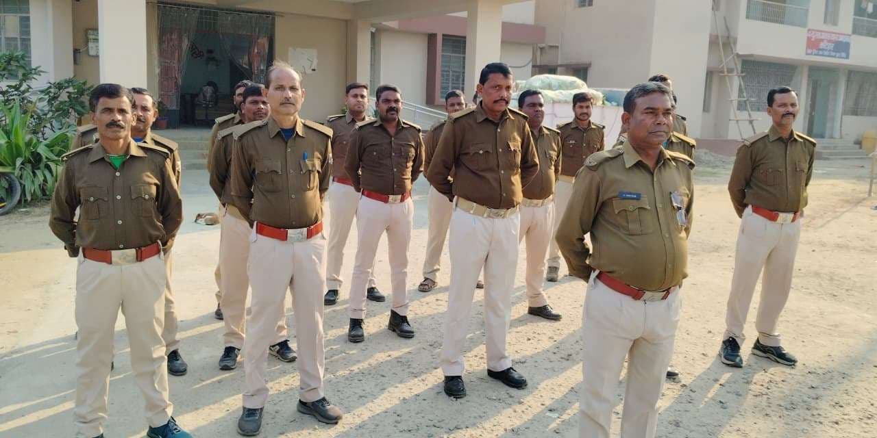 चौकीदार व दफादारों की करायी परेड