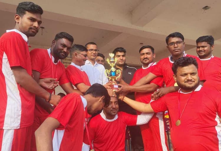 पत्रकारों की टीम ने आठ ओवर में लक्ष्य हासिल कर दर्ज की जीत