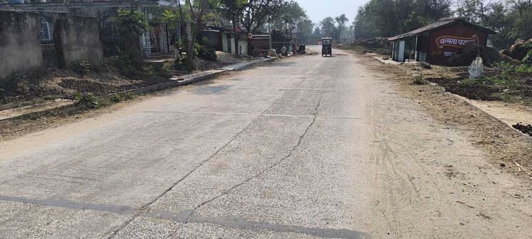 करोड़ों की लागत से बनी सड़क में आयी दरार