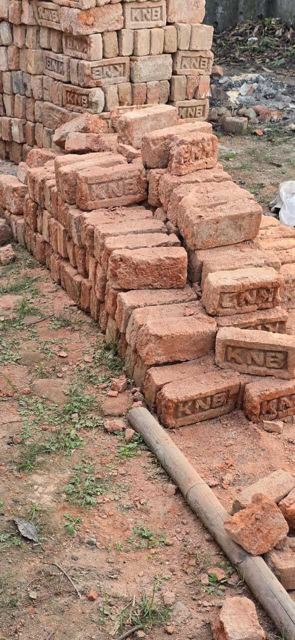 निर्माण कार्य में घटिया ईंट लगाने का आरोप, विभाग से की गयी शिकायत