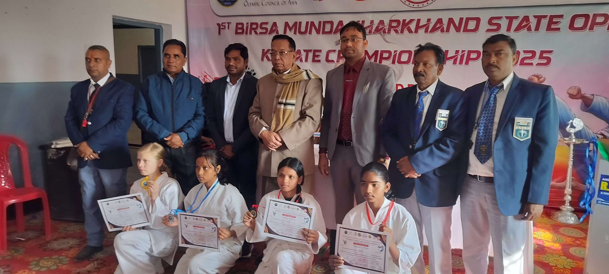 प्रतियोगिता के विजेता कराटेकारों को मिला पुरस्कार