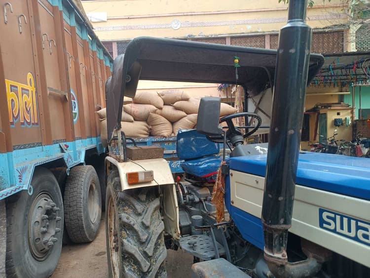 sasaram News : धान में नमी बता समर्थन मूल्य से कम पर धान खरीद रही पैक्स