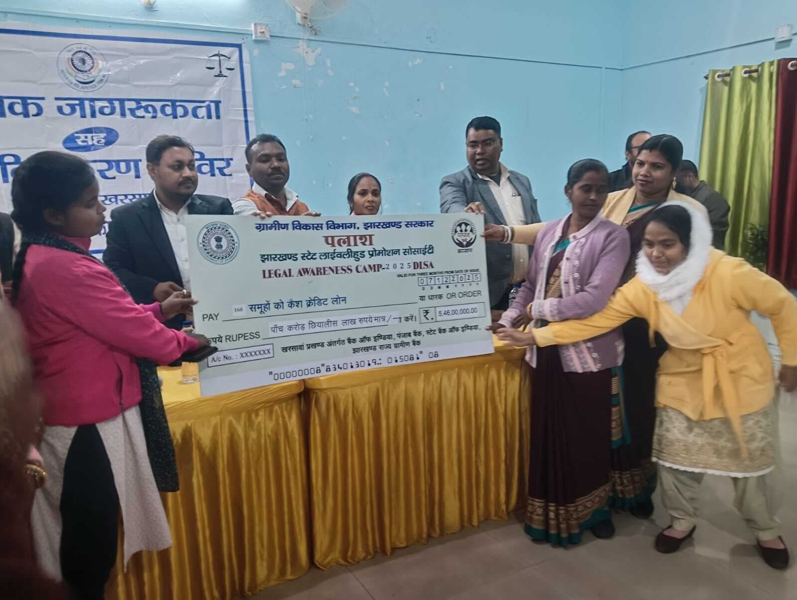 Seraikela Kharsawan News : 5 को पीएम आवास का प्रमाण पत्र, 7 लोगों को मनरेगा जॉब कार्ड मिला