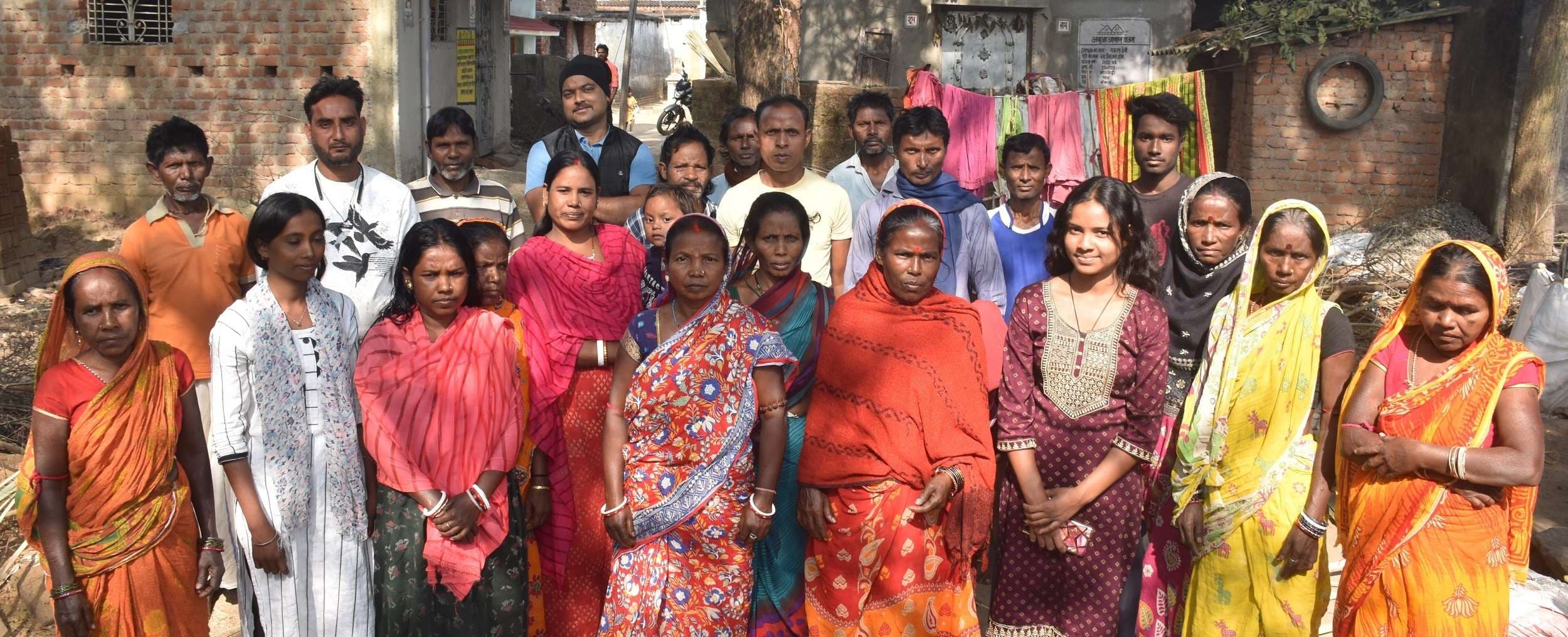 Bokaro News : जरूरतमंदों को नहीं मिला आवास, आंगनबाड़ी केंद्र जर्जर, कच्चा रास्ते पर चलने की विवशता