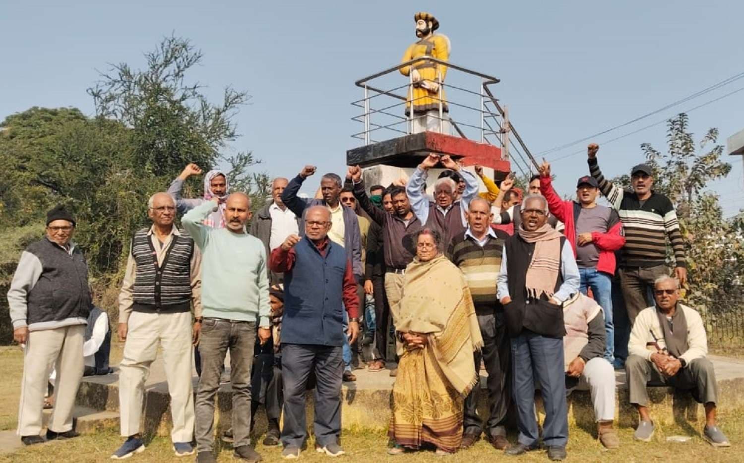 Bokaro News : बीएसएल प्रबंधन न ग्रेच्युटी की राशि दे रहा है और न आवास में रहने की अनुमति