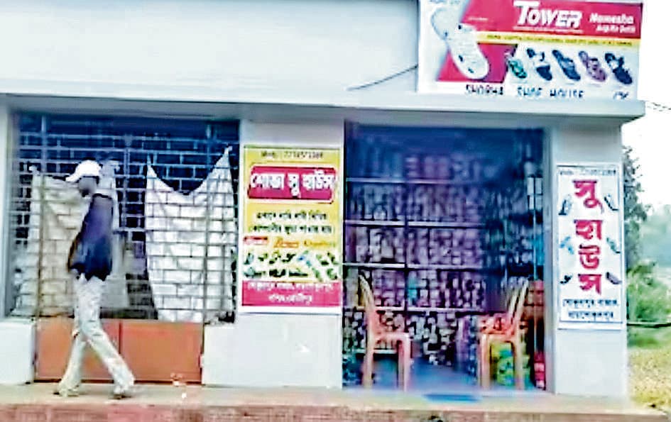 पिंगला : यात्री प्रतीक्षालय में खुली जूते की दुकान