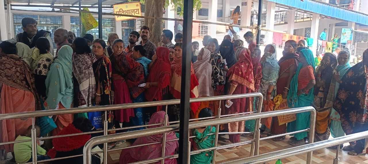 दवा वितरण केंद्र पर कर्मियों की कमी से बिगड़ी व्यवस्था, परिजनों का हंगामा