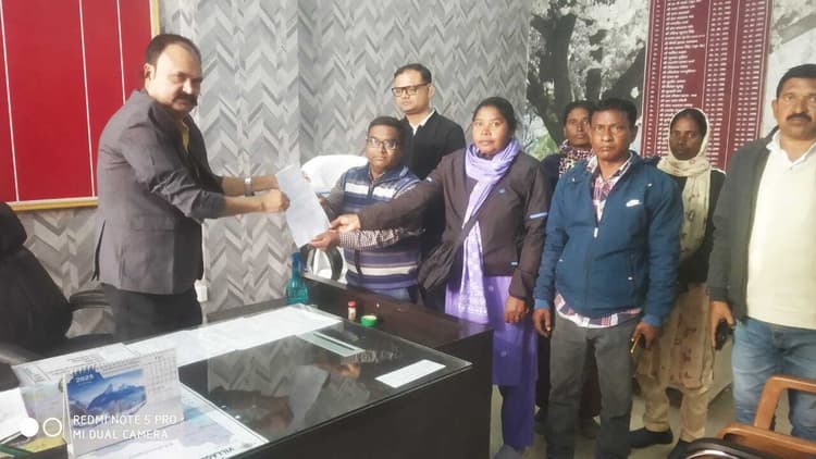 मांगों के समर्थन में मनरेगाकर्मी रहे अवकाश पर