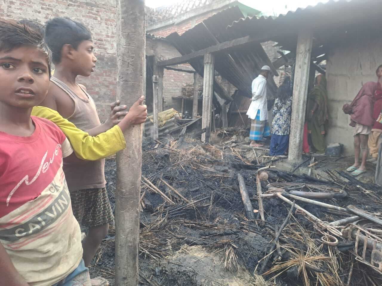 आधा दर्जन से अधिक घर जले, लाखों का नुकसान