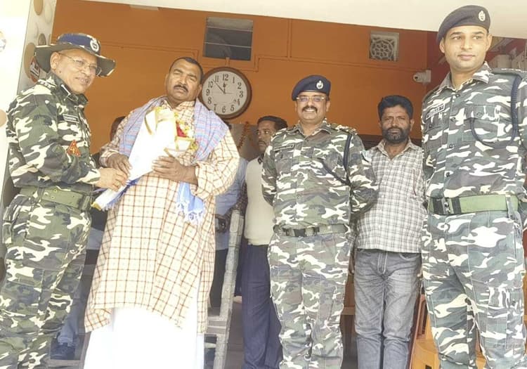 बॉर्डर यूनिटी रन को लेकर विधायक को मिला आमंत्रण पत्र